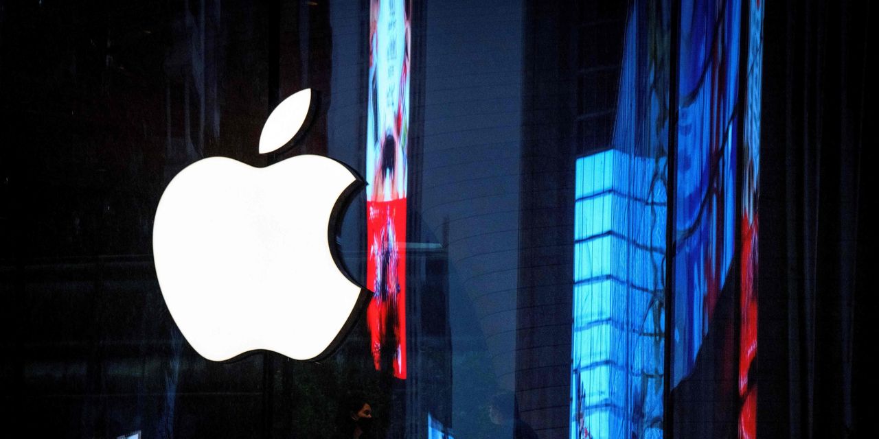 apple-stock-swings-to-a-loss-after-executives-warn-of-billions-in-added-costs apple-stock-swings-to-a-loss-after-executives-warn-of-billions-in-added-costs