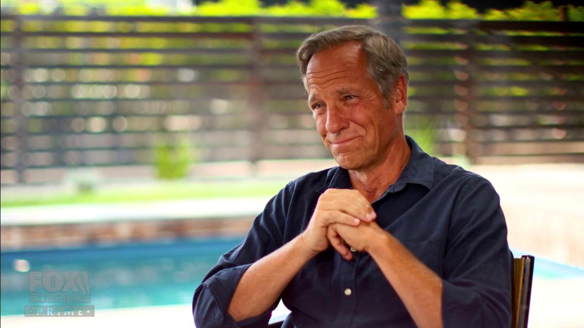 mike-rowe’s-warning-to-white-collar-workers:-‘the-robots-are-coming’-for-‘your-white-collar-job’