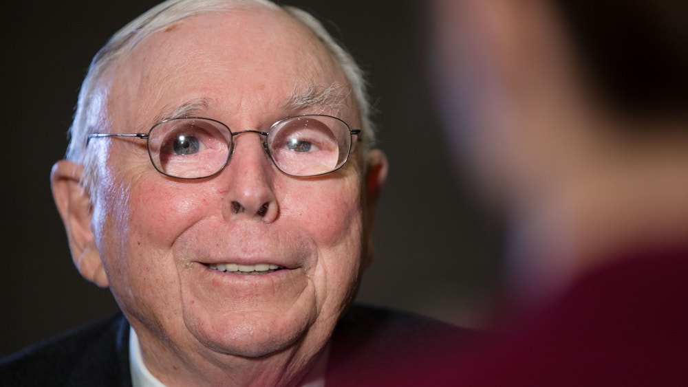 billionaire-investor-charlie-munger-playfully-jabs-elon-musk’s-overestimated-iq,-deeming-him-unsuitable-for-ideal-job-candidate