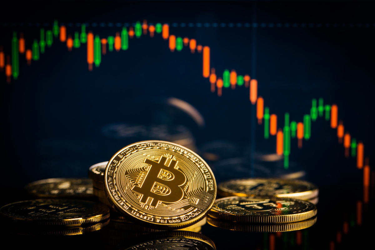 bitcoin-dives-to-us$28,500;-coinbase-buoyed-by-us-futures-approval;-fed-minutes-cast-shadow-over-equities