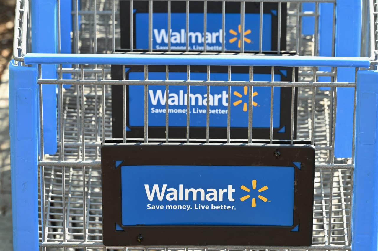 Can anything stop Walmart’s rally? Maybe high expectations, some analysts say.