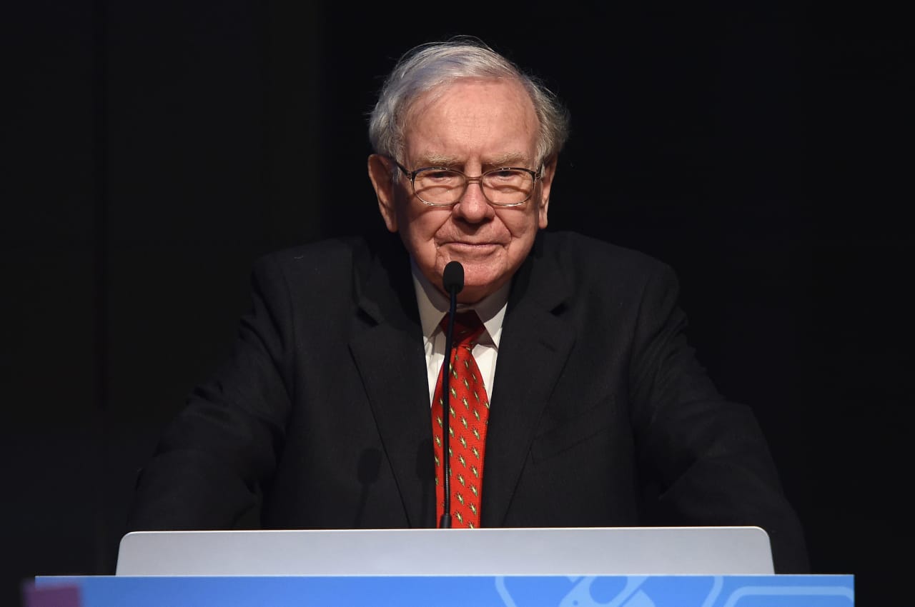 Warren Buffett, warning of ‘scoundrels’ and ‘fiscal folly,’ slashes his exposure to U.S. stocks