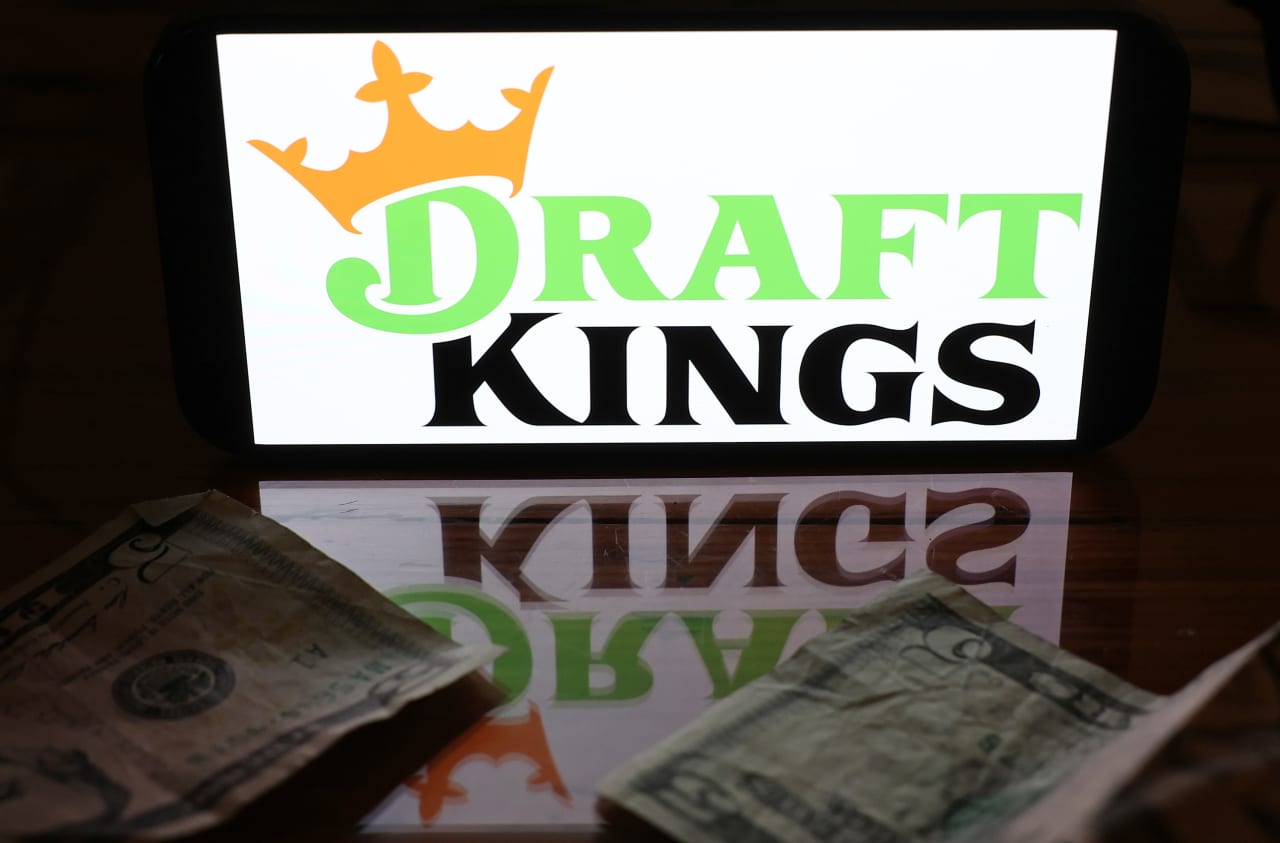 DraftKings says lack of March Madness upsets kept it from raising its forecast, but shares rally