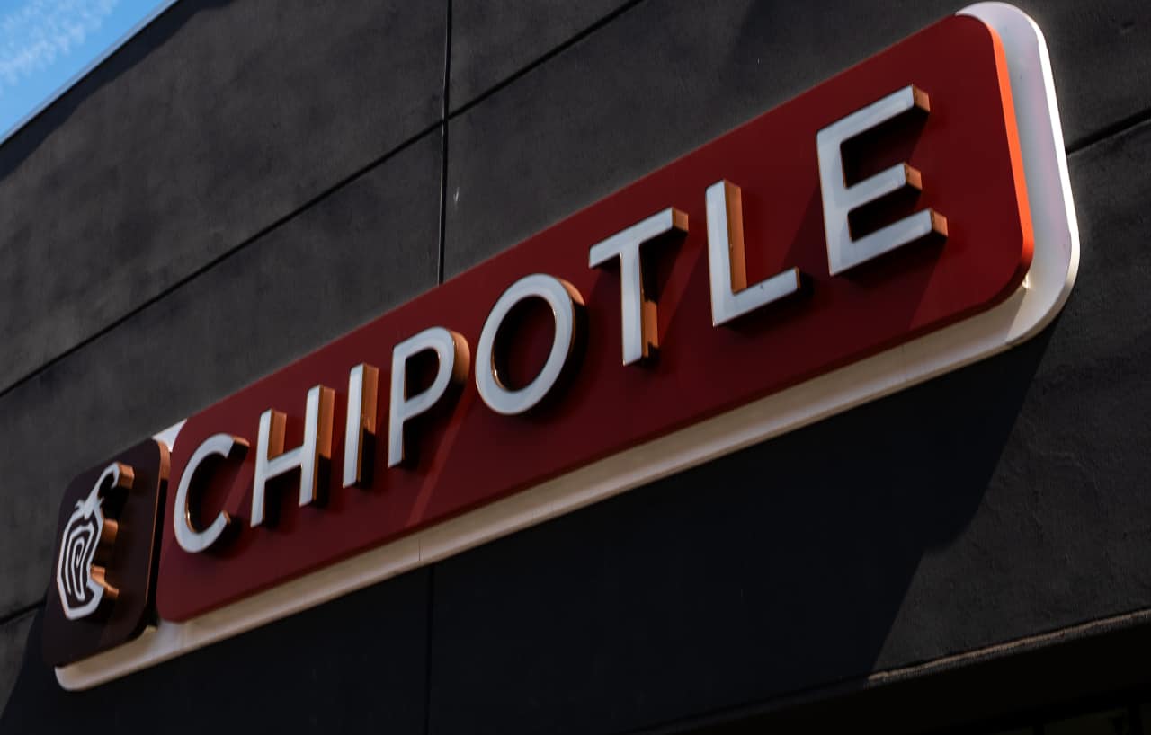 Chipotle says that consumer confidence took a hit in Q2. The stock is sliding.