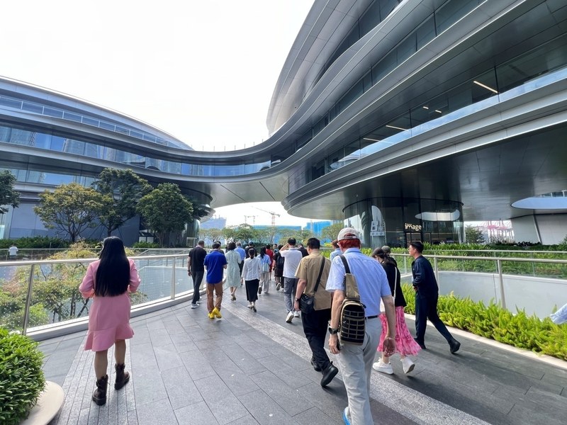 海外华文媒体参访团穿行腾讯总部园区