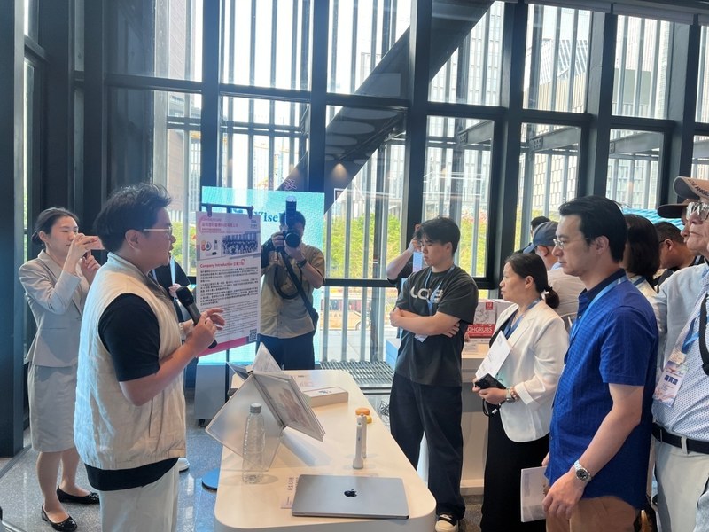 海外华文媒体参访团在亿杉医疗展台聆听介绍
