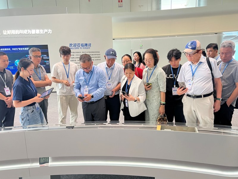 参访团在腾讯展厅聆听讲解